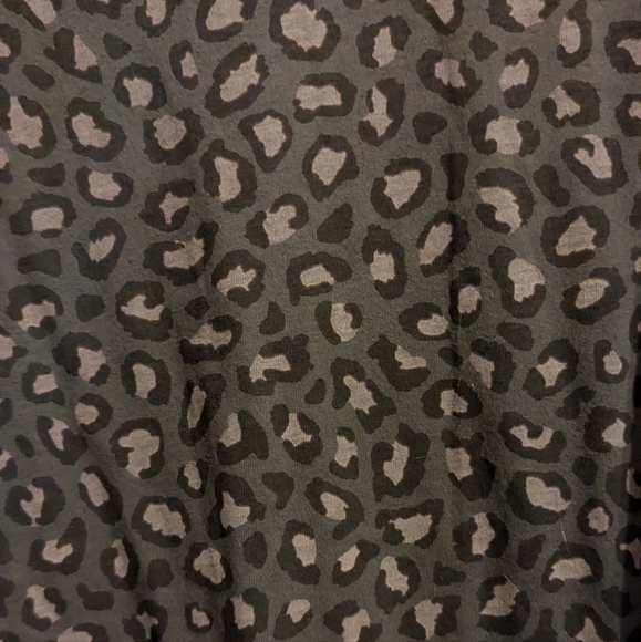 Old Navy Gray Leopard Print V Neck Tee Sz XXL Tall - Picture 2 of 5